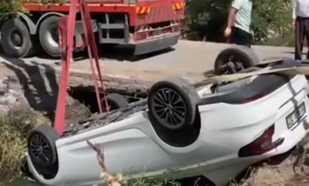 Van'ın Erciş ilçesinde bir otomobilin su kanalına düşmesi sonucu 3
