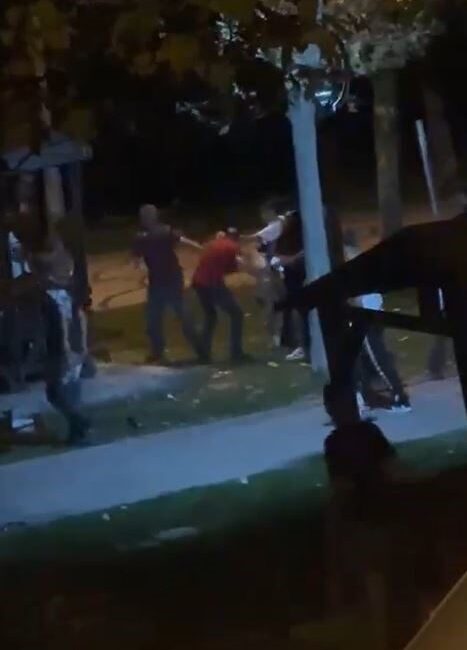 İstanbul Esenyurt’ta Şehitler Parkı'nda gençler arasında sebebi bilinmeyen bir tartışma,