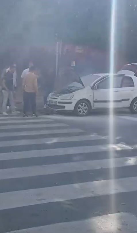 Esenyurt'ta bir veli, çocuğunu okuldan almak için park ettiği aracının