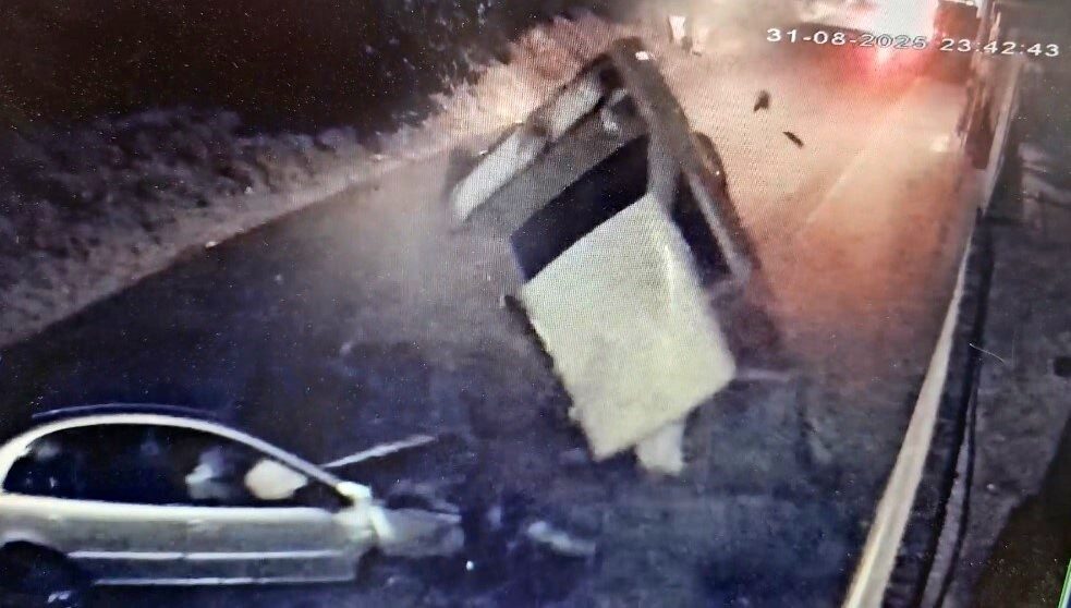 Aydın'ın Nazilli ilçesinde meydana gelen trafik kazasında iki otomobil çarpıştı.