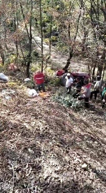 Sakarya'nın Karasu ilçesinde, Mustafa Alemdar'ın kullandığı traktör, fındık toplarken devrildi.