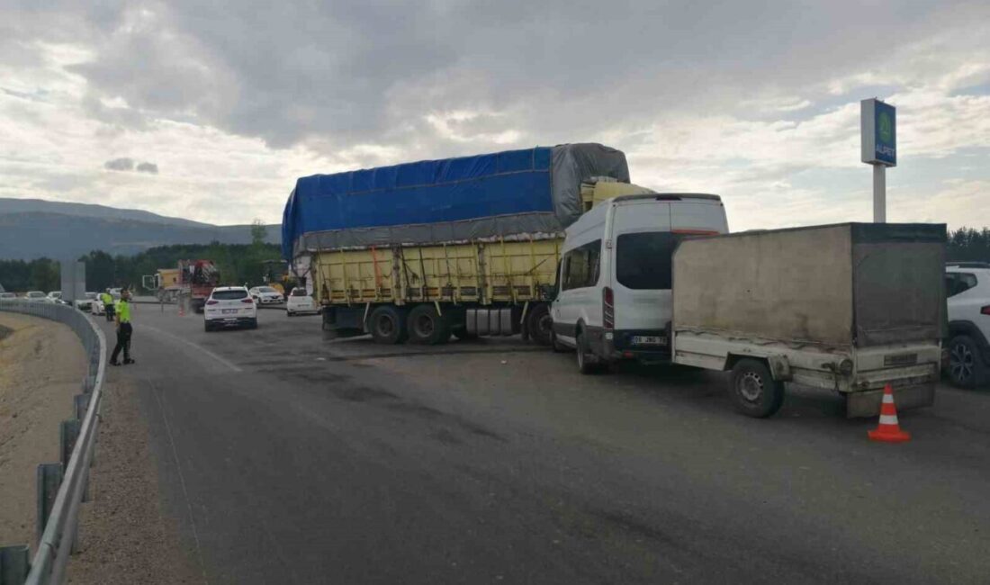 Tokat-Niksar karayolunda fındık işçilerini taşıyan minibüs ile saman yüklü kamyon