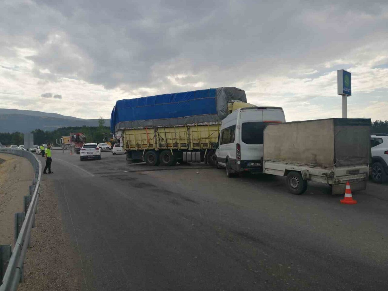 Tokat-Niksar karayolunda fındık işçilerini taşıyan minibüs ile saman yüklü kamyon