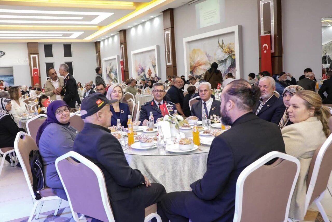 Kütahya'da Gaziler Günü etkinlikleri kapsamında, Vali Musa Işın şehit aileleri