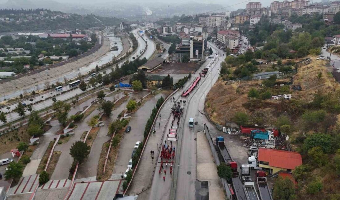 Karabük'te 19 Eylül Gaziler Günü etkinlikleri kapsamında düzenlenen yürüyüşe öğrenciler,