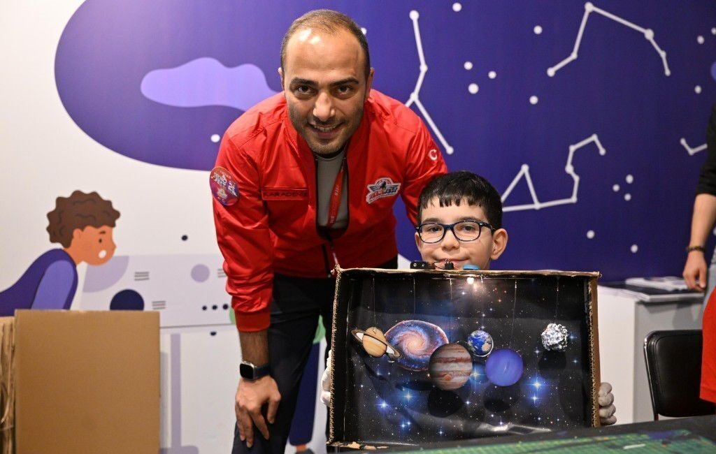 Gaziosmanpaşa Belediye Başkan Vekili Eray Karadeniz, TEKNOFEST'te gençlerin projelerini inceledi