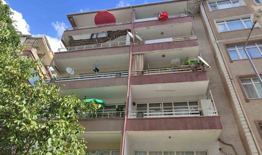 İstanbul Güngören'de bir binanın 5. katındaki balkon çöktü, ancak olayda