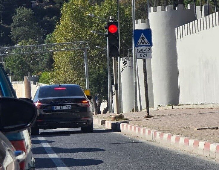 Bilecik’teki Hamsu Köprüsü'nde yaşanan yoğun trafikte, sürücülerin güvenlik şeridini kullanması