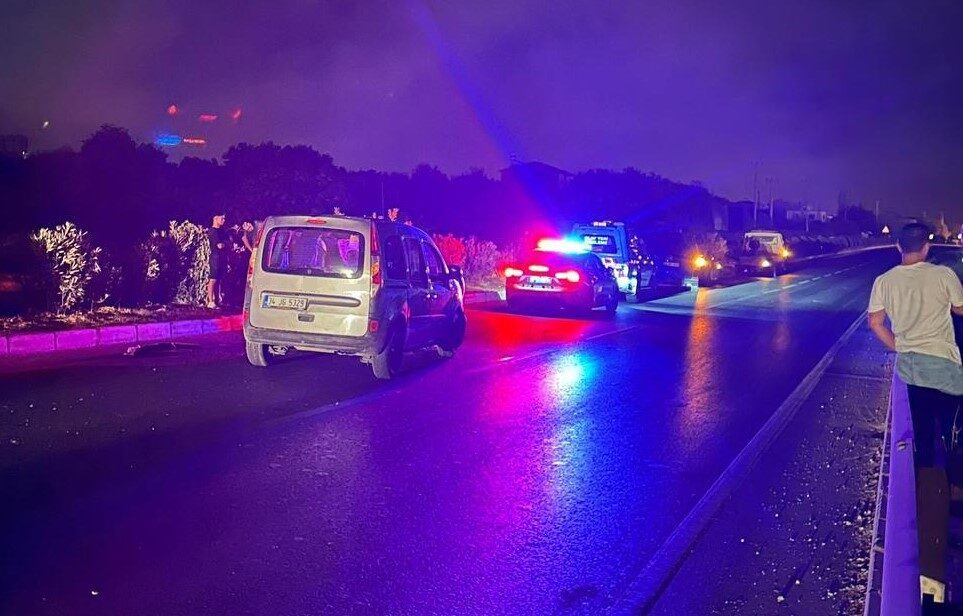Mersin'in Erdemli ilçesinde, D-400 karayolunda hafif ticari aracın çarptığı 40