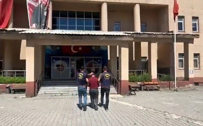 Hakkari'nin Yüksekova ilçesinde 19 yıl hapis cezası bulunan A.T. yakalandı.