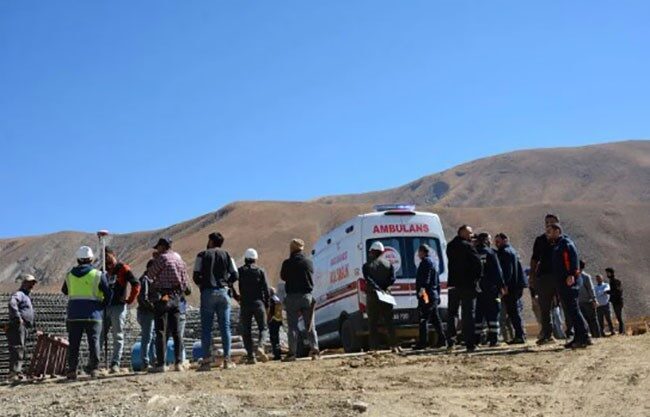 Hakkari'nin Gazi Mahallesi'ndeki TOKİ inşaatında, beton dökümünde kalıbın çökmesi sonucu