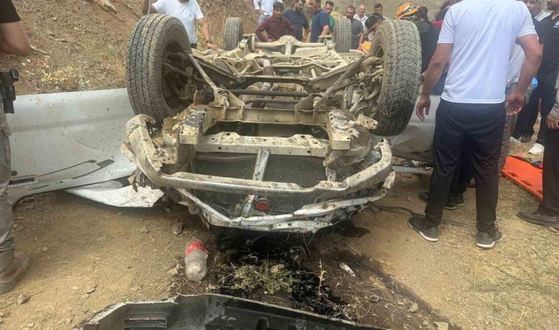 Hakkari'de Otluca köyü yakınlarında bir otomobil uçuruma düştü. Kazada 3