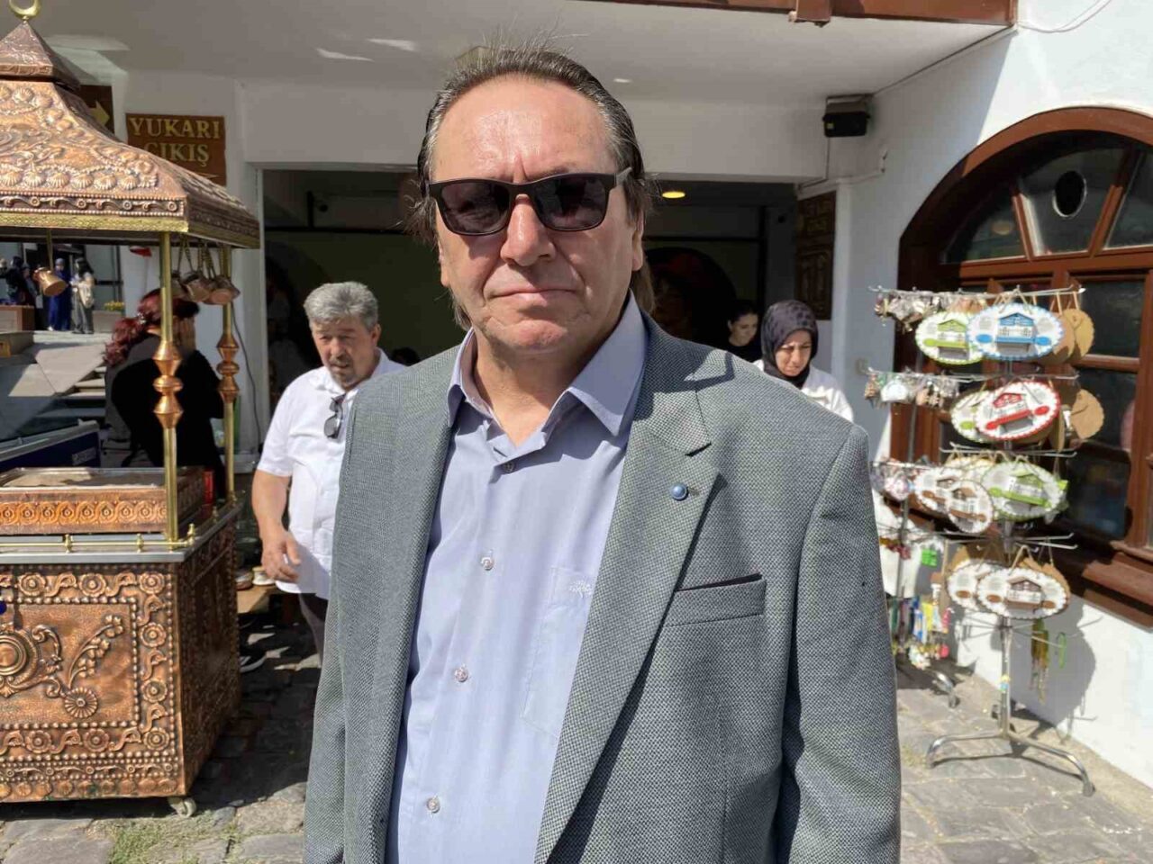 Eskişehir'de kumda kahvecilik yapan 50 yaşındaki İsmet Yılmaz, ünlü oyuncu