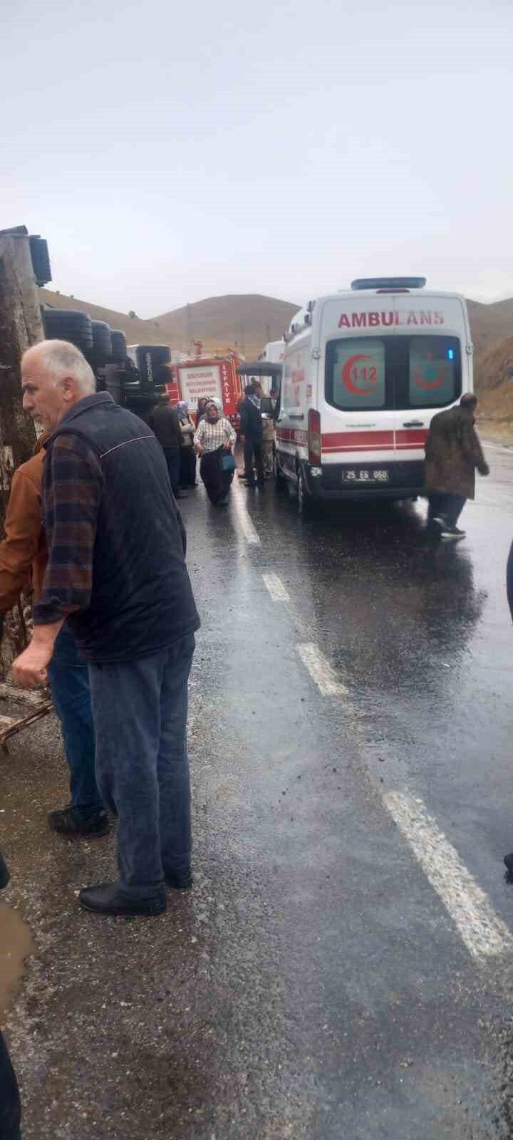 Erzurum'un İspir ilçesinde koyun yüklü bir TIR kontrolden çıkarak devrildi.