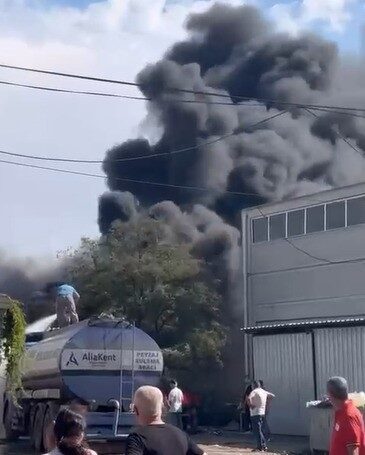 İzmir'in Aliağa ilçesinde bir lastik tamir noktasında çıkan yangın, itfaiyenin