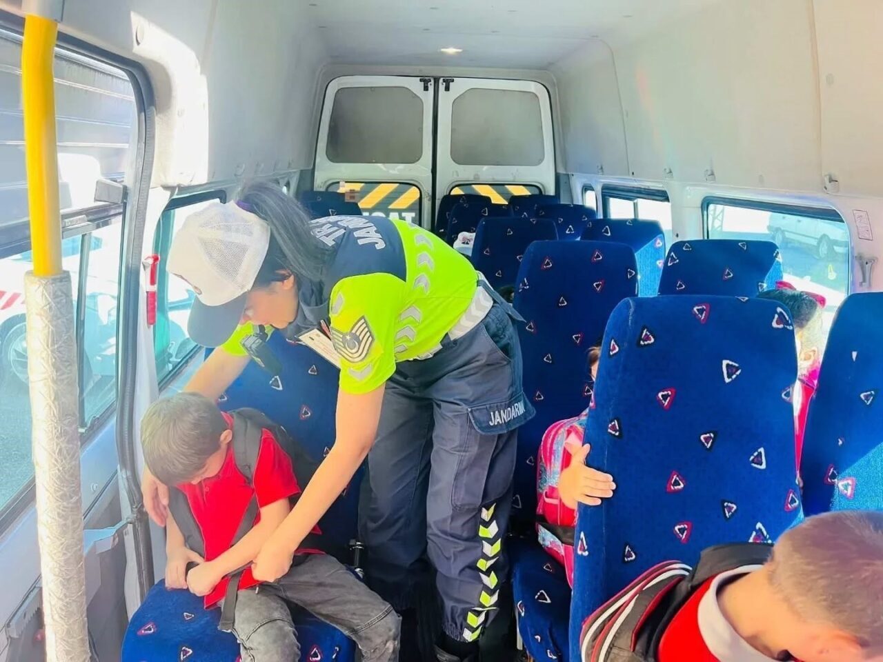 Erzurum İl Jandarma Komutanlığı, "Huzur ve Güven Uygulaması" çerçevesinde okul