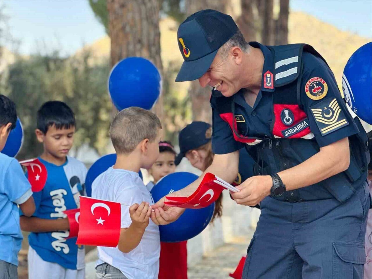 Aydın’ın İncirliova ilçesinde, jandarma ekipleri Dereağzı İlkokulu'ndaki öğrencilere yönelik bilgilendirme