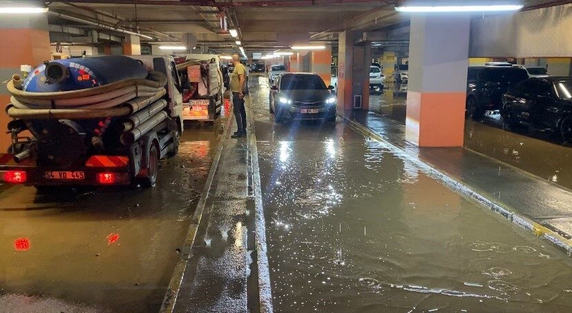 Kadıköy'de Acıbadem Mahallesi'nde inşaat kazısı sırasında patlayan su borusu, Tepe