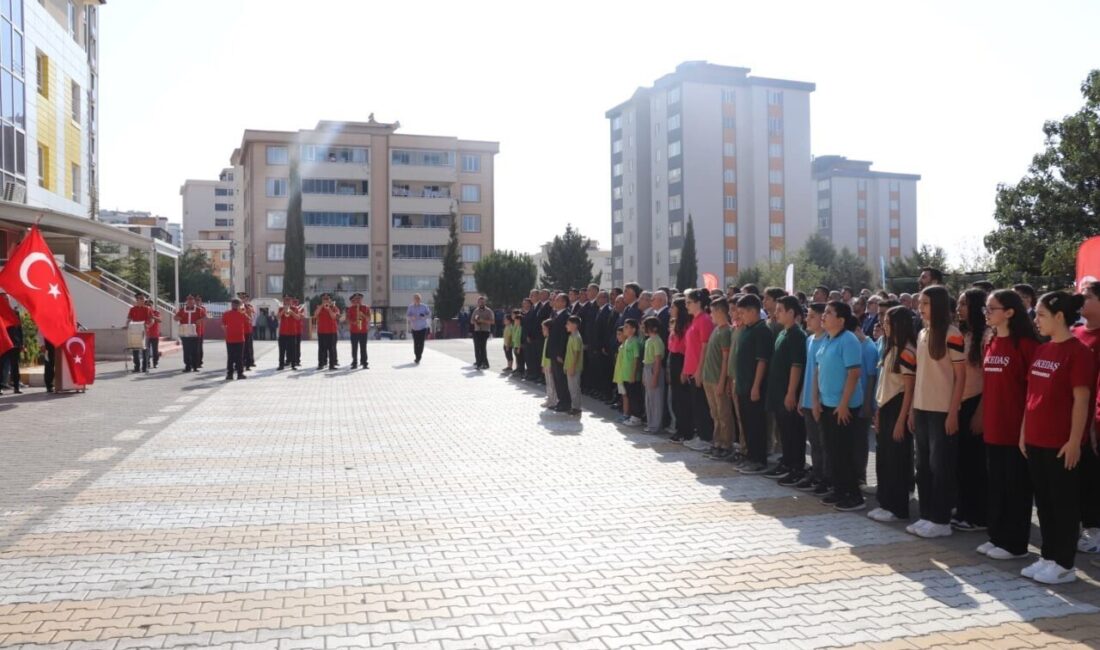Kahramanmaraş'ta 2025-2026 eğitim öğretim yılı, Yıldırım Beyazıt İlkokulu'nda düzenlenen törenle