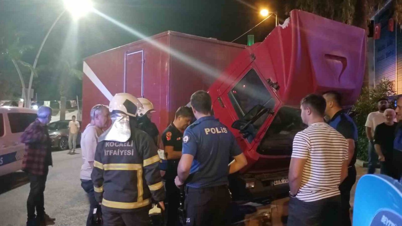 Karamürsel'de park halindeki bir kamyonetin motor kısmından duman yükseldi. Hızla