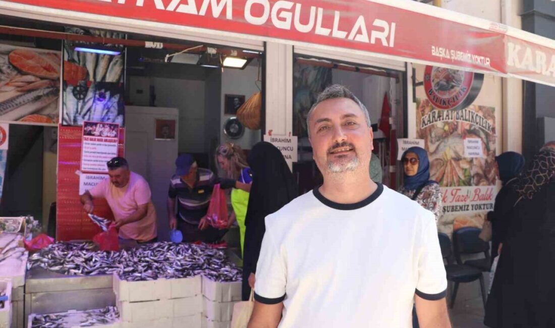 Eskişehir'de İbrahim Macuncu, Mevlid Kandili dolayısıyla 1 ton hamsiyi ücretsiz