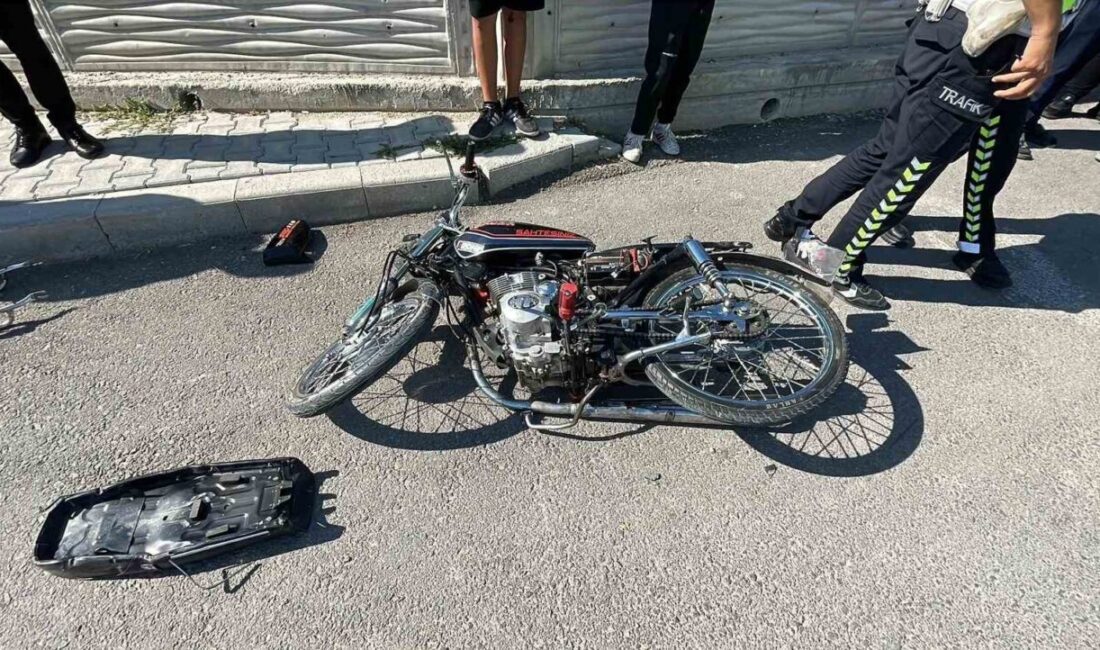 Karaman'da motosiklet ve hafif ticari araç arasında meydana gelen kazada,