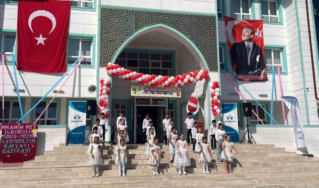 Karaman’da ilköğretim haftası Cumhuriyet Parkı’ndaki Atatürk Anıtı’na çelenk sunarak başladı.