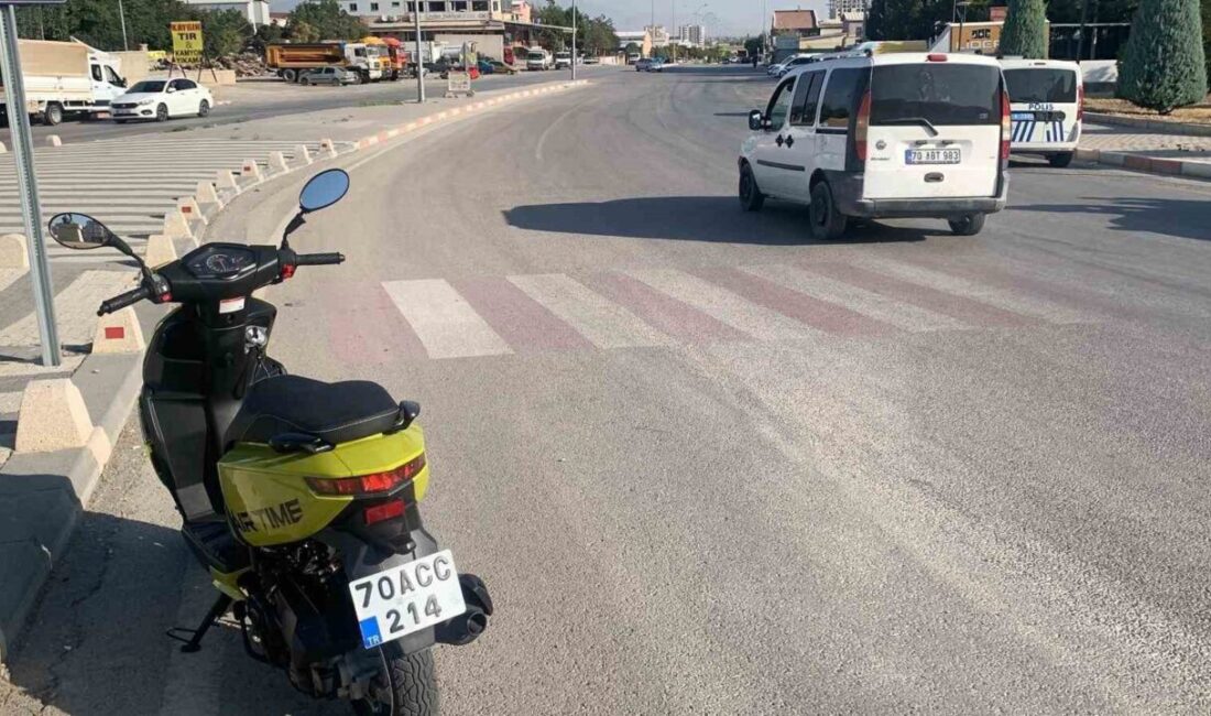 Karaman'ın Hamidiye Mahallesi'nde sabah saatlerinde motosikletle hafif ticari araç çarpıştı.