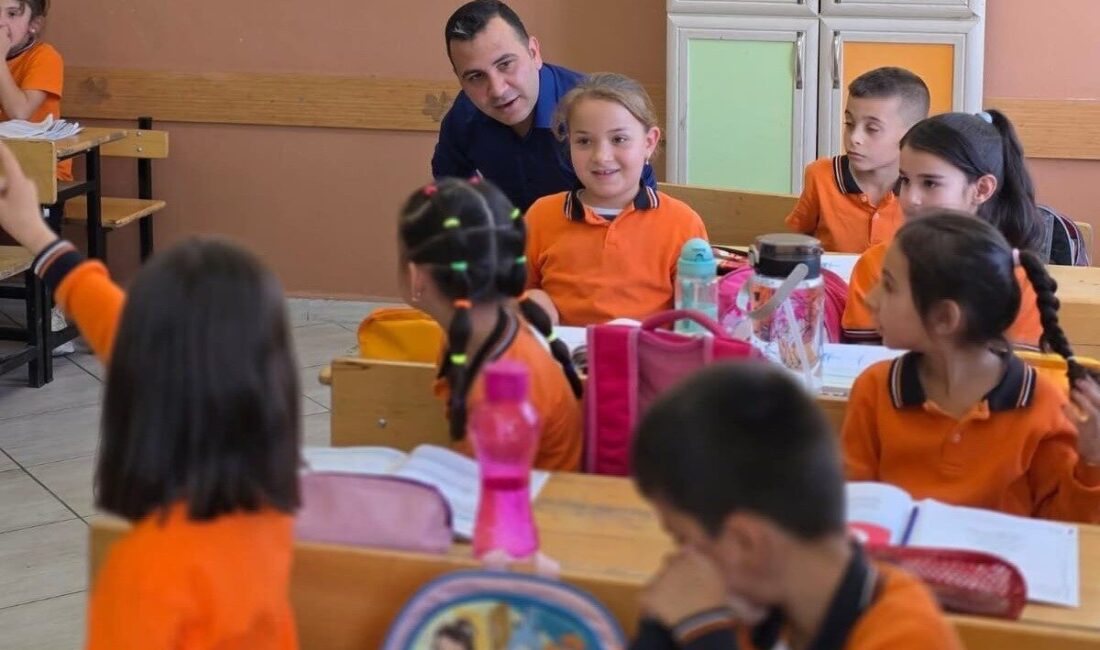 Adıyaman Gölbaşı Kaymakamı Kadir Algın, Yeşilova Köyü İlkokulu’nu ziyaret ederek