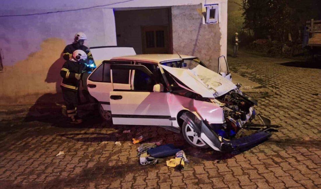 Tokat'ın Niksar ilçesinde Mert Öztürk'ün kullandığı Tofaş otomobil, traktör römorkuna