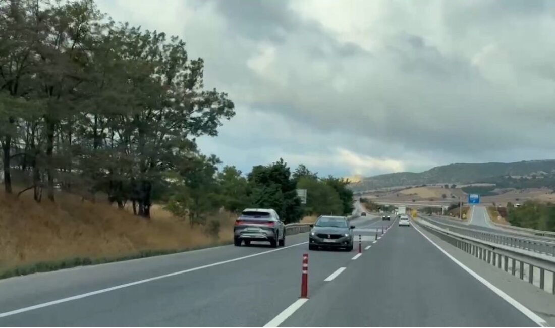 Bilecik'in Bozüyük ilçesinde bir sürücü, Eskişehir-Bozüyük kara yolunda yol çalışması