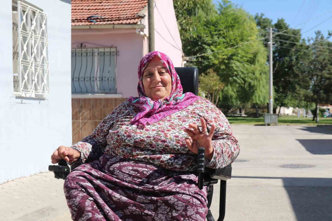 Eskişehir'de 47 yıldır yürüyemeyen Zeynep İçen'in kırılan akülü sandalyenin yerine,
