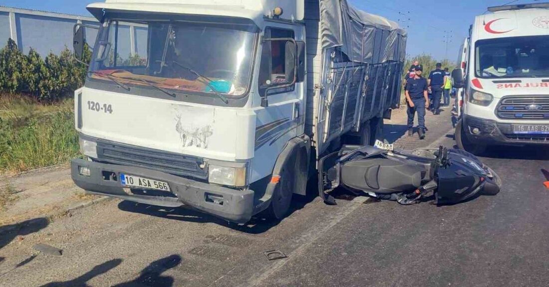 Bursa'nın Karacabey ilçesinde, kırmızı ışıkta bekleyen motosiklete kamyon çarptı. Kaza