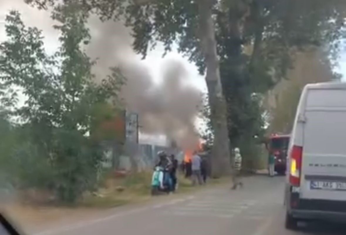 Kocaeli'nin Başiskele ilçesindeki bir hurdalık alanda çıkan yangın, itfaiye ekiplerinin