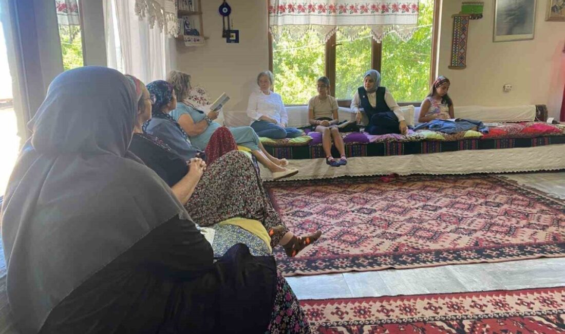 Bilecik Gölpazarı Kaymakamı Feyza Nur Kılıç, köy kadınlarıyla kitap okuma