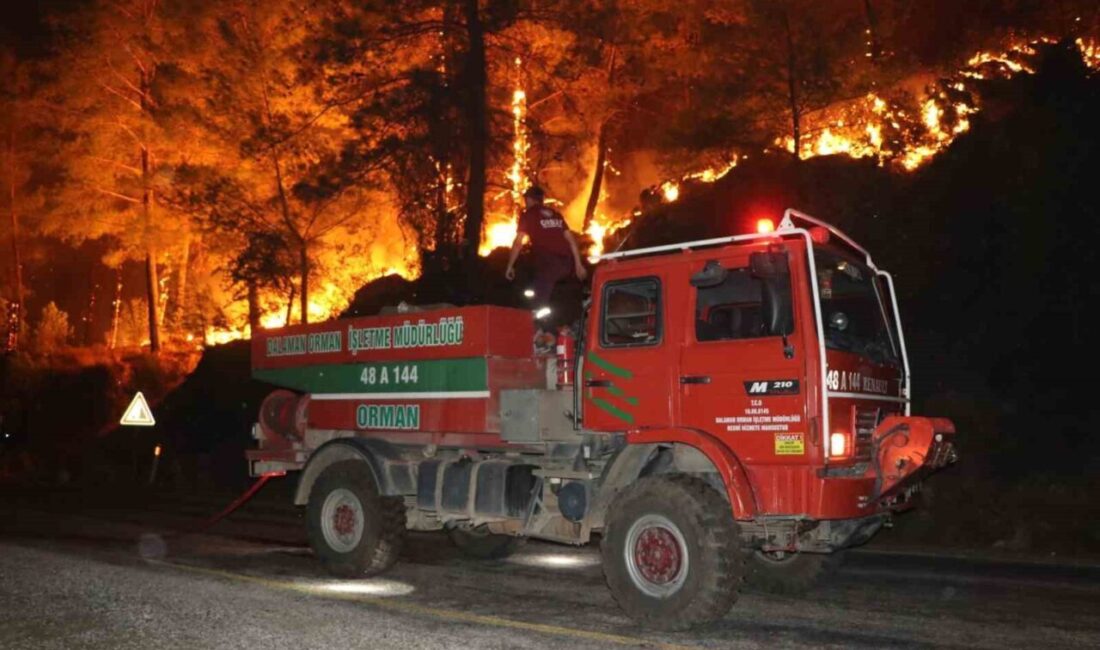 Köyceğiz Akköprü'de devam eden yangında, Muğla Büyükşehir Belediyesi itfaiyesi, orman