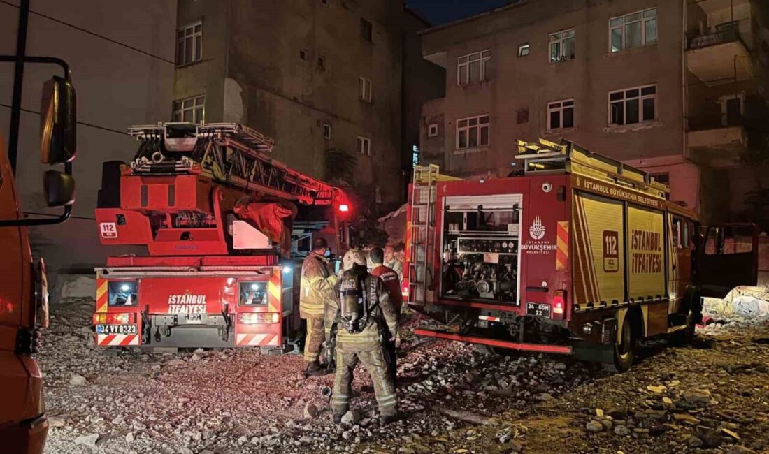 Küçükçekmece, Kanarya Mahallesi'nde bir binanın çatısında çıkan yangın, itfaiye ekiplerinin