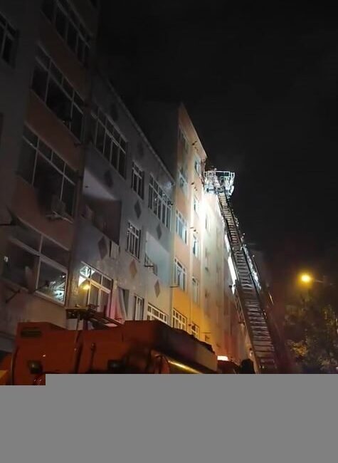 Küçükçekmece'de 6 katlı bir binanın 3. katında çıkan yangında, 3'ü