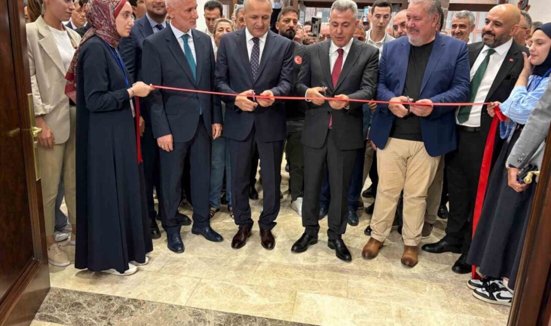 İzmir Milli Birlik Platformu tarafından düzenlenen Kutsal Emanetler Sergisi, Vali