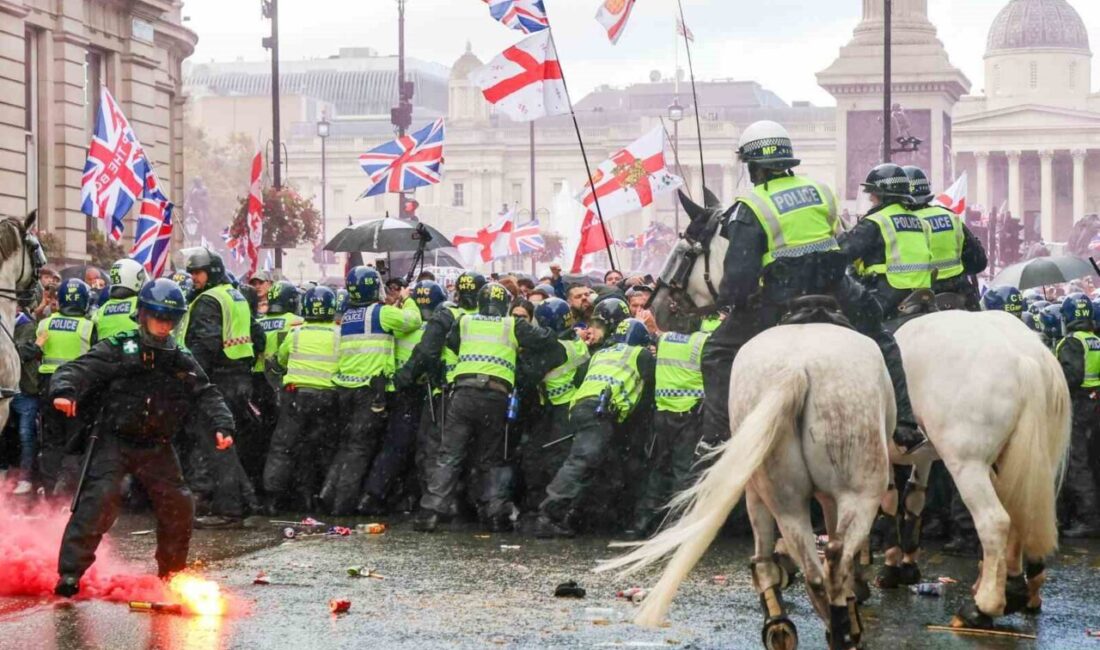 Londra'da Tommy Robinson'un öncülüğünde düzenlenen göçmenlik karşıtı protestolara 150 bin