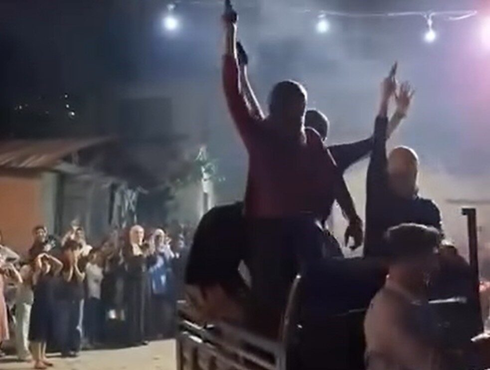 Tokat'ın Zile ilçesindeki bir düğünde pikap kasasında halay çekenler, eğlence