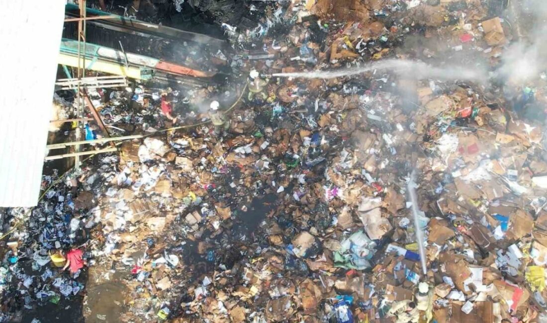 İstanbul Maltepe'deki geri dönüşüm tesisinde çıkan yangına, çevre ilçelerden gelen