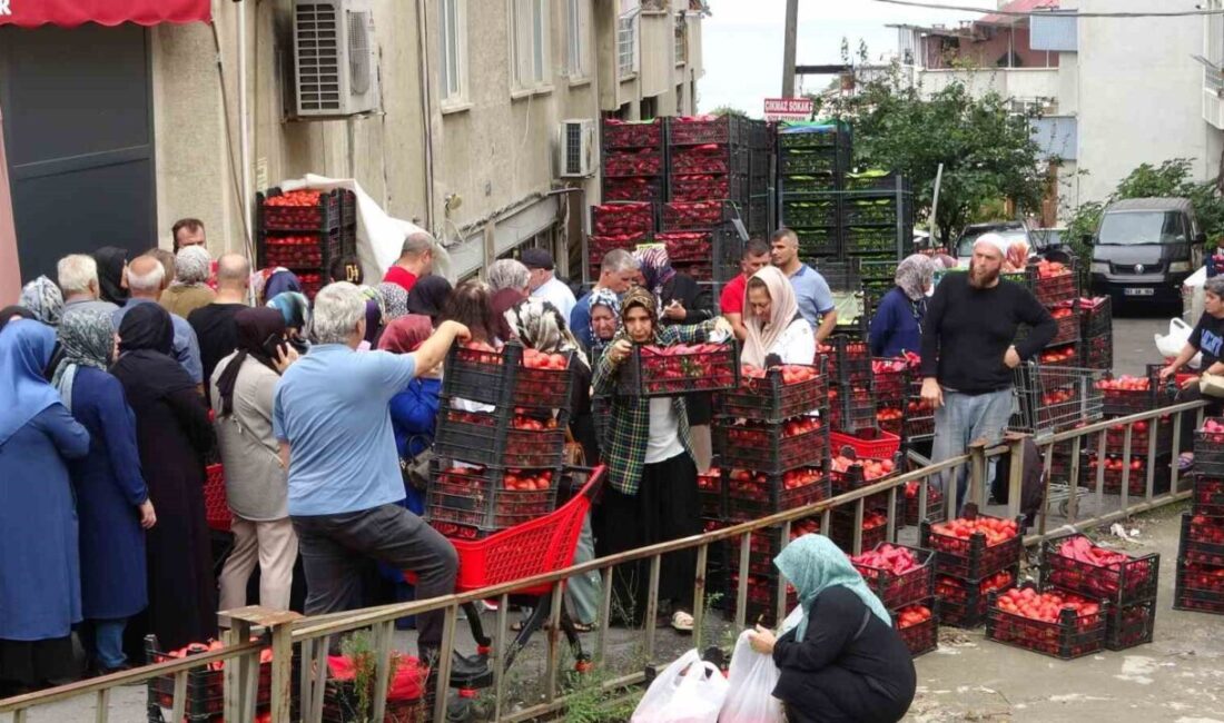 Trabzon'un Ortahisar ilçesindeki Hızırbey Mahallesi'nde bir marketin açılışında yoğun kalabalık