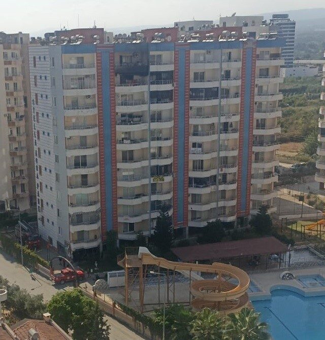 Mersin'in Erdemli ilçesindeki bir tatil sitesinde 9. katında çıkan yangın,