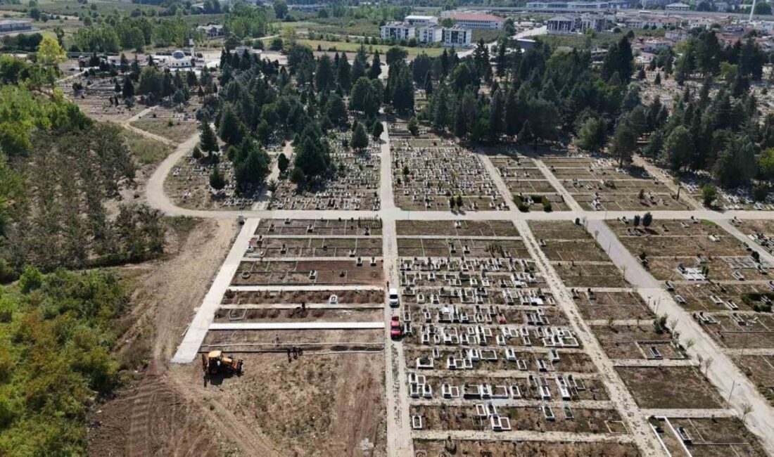 Düzce Belediyesi Mezarlıklar Müdürlüğü, kentteki mezarlıklarda düzenleme çalışmalarına başladı. İlk