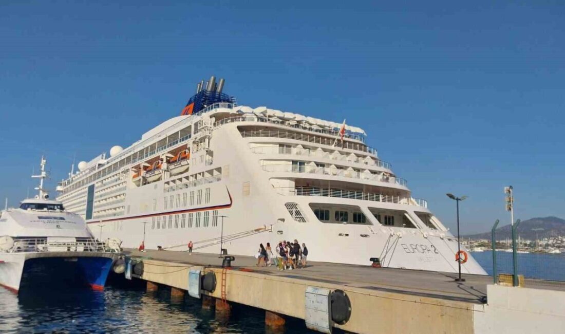 Bodrum, "Europa 2" yolcu gemisini ağırladı. Mikonos'tan gelen gemi, 481