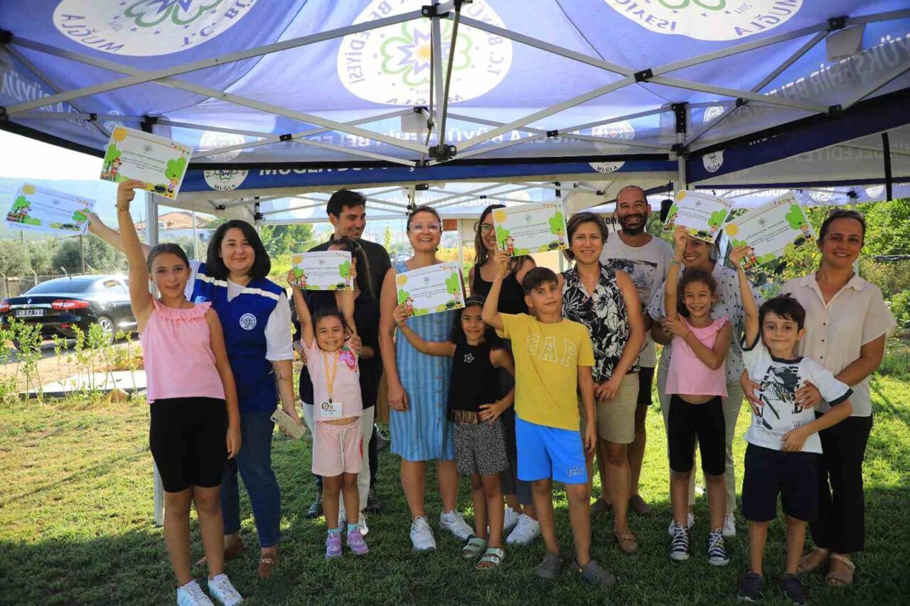 Muğla Büyükşehir Belediyesi'nin 'Topraktan Sofraya: Minik Eller İşbaşında' projesi, çocuklara