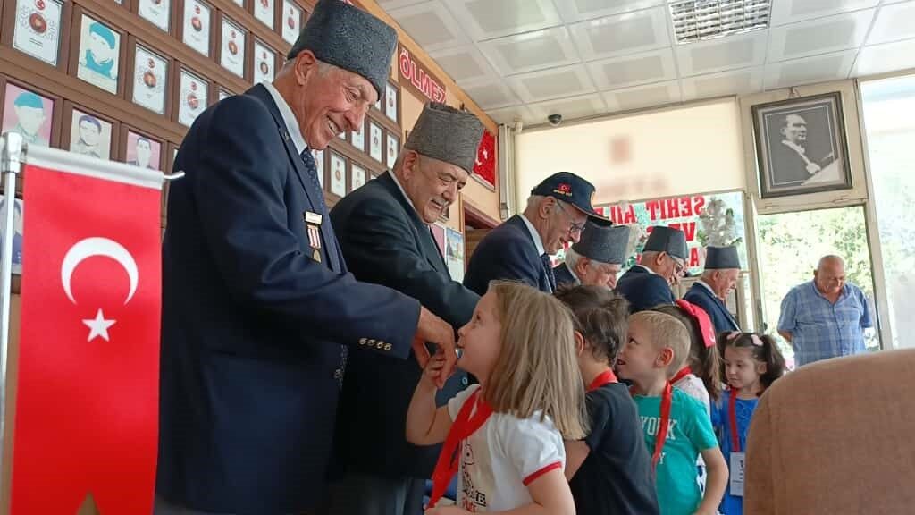 Aydın’ın Efeler ilçesindeki öğrenciler, 19 Eylül Gaziler Günü vesilesiyle Aydın