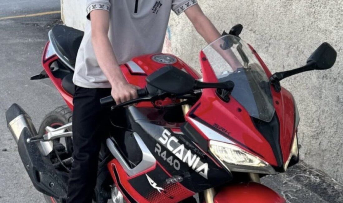 Mersin'in Tarsus ilçesinde 17 yaşındaki Rıza Kenar, motosikletinin traktörle çarpması