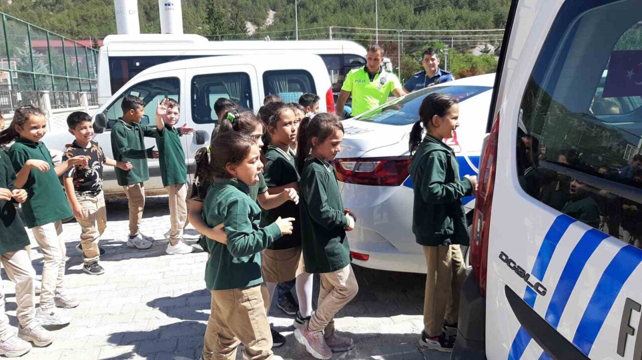 Mudurnu'da Dumlupınar İlköğretim Okulu öğrencileri, İlçe Emniyet Amirliği tarafından düzenlenen